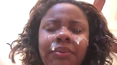 Nena negra brasilera es fa un semen a la cara després del sexe anal amb una gran polla