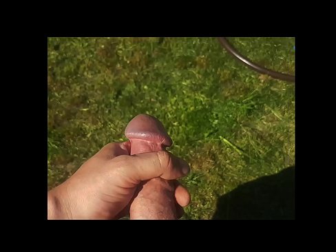 ❤️ Una guapa calenta es folla el seu cony rosa i es corre amb un esquitxat en un jardí d'estiu ️❌ Súper sexe al ca.bestsexporno.ru ﹏